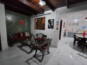 een woonkamer met twee stoelen en een tafel bij House 31 Pipa in Pipa