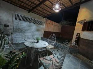 een patio met stoelen, een tafel en een licht bij House 31 Pipa in Pipa +7 foto's