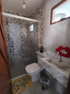 een badkamer met toilet en wastafel bij House 31 Pipa in Pipa