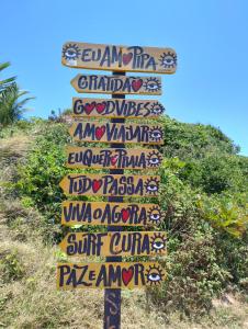 een straatbord met veel verschillende borden erop bij House 31 Pipa in Pipa
