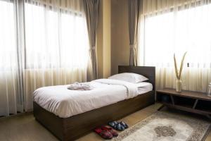 Postel nebo postele na pokoji v ubytování Sunny Rooftop 3 BR Apartment