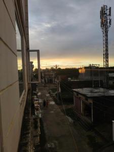 een uitzicht vanuit een raam van een gebouw bij Capsule Hostel And PG Services in Gorakhpur