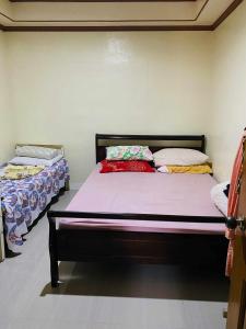 Ένα ή περισσότερα κρεβάτια σε δωμάτιο στο Romar's Transient