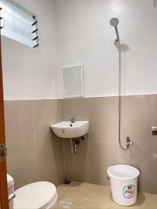 a small bathroom with a toilet and a sink at J&L Apartment 