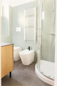 Un baño con bañera, inodoro y lavabo. en Isola nell'Isola apt -Isola e Garibaldi, en Milán