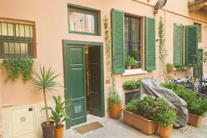 una puerta verde de una casa con plantas y ventanas en Isola nell'Isola apt -Isola e Garibaldi, en Milán