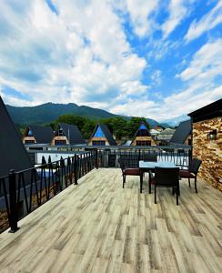 una terraza con bancos y mesas en la parte superior de un edificio en солнечный, en Mekhrably