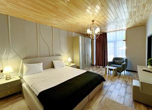 Un dormitorio con una cama y una silla en una habitación. en солнечный, en Mekhrably 87 fotos más