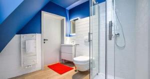 Un baño con inodoro y ducha de cristal. en Apartament Białka Tatrzańska A&M, en Białka Tatrzanska 27 fotos más