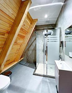 Un baño con ducha de cristal y un inodoro. en солнечный, en Mekhrably