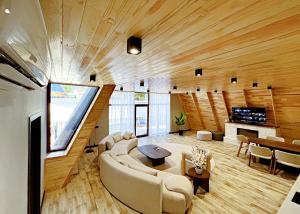 una sala de estar con un sofá y una mesa en солнечный, en Mekhrably