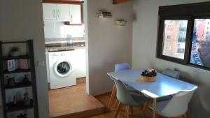a kitchen and dining room with a table and a washing machine at Casa La Muralla, reformada en Casco Antiguo in Cuenca +16 photos