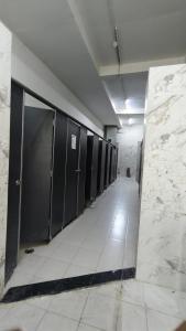 een rij kraampjes in een gang in een gebouw bij Capsule Hostel And PG Services in Gorakhpur