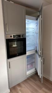 een lege koelkast met de deur open in een kamer bij Villa Wewelsburg in Büren