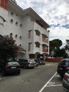 un parking avec des voitures garées devant un bâtiment dans l'établissement Marianna's Holidays, à Montepaone