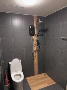 un baño con ducha y WC en Green Terrace Residence Phuket, en Ban Thung Thong