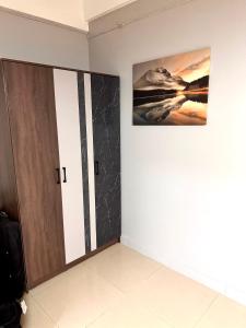 una habitación con una puerta y una pintura en la pared en Green Terrace Residence Phuket, en Ban Thung Thong 5 fotos más
