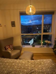 Un dormitorio con una ventana con vista a una ciudad. en 37-2-4 Dæmningen, en Vejle