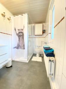 Koupelna v ubytování Casita - Sterneferienhaus mit Garten, Sauna und Wallbox