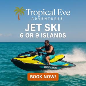 un hombre montando una moto acuática en el agua en Green Terrace Residence Phuket, en Ban Thung Thong