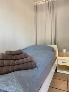 une chambre avec un lit avec des serviettes dessus dans l'établissement Schöne Wohnung mit Balkon und Parkplätze, à Lünen