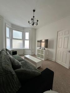 a living room with a couch and a tv at Comfy 3 bed Home in London in Elmers End