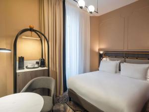 Кровать или кровати в номере Grand Hotel des Brotteaux Lyon - Handwritten Collection +47 фотографий