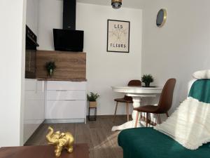 a living room with a green couch and a table at LAV apartmani in Karlovac
