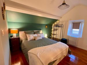 Ένα ή περισσότερα κρεβάτια σε δωμάτιο στο La Maisonnette de Chevannes