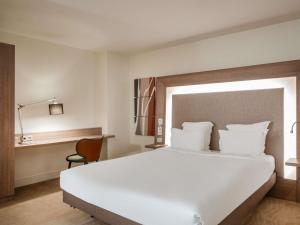 Ένα ή περισσότερα κρεβάτια σε δωμάτιο στο Novotel Lyon Centre-Confluence Bord de Saone +71 φωτογραφίες