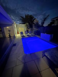 Bazén v ubytování Serenity suite 6 minutes away from the beach nebo v jeho okolí