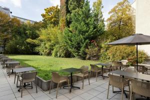 zona de estar al aire libre con mesas, sillas y sombrilla en Four Points Flex by Sheraton Vienna Hauptbahnhof, en Viena 38 fotos más