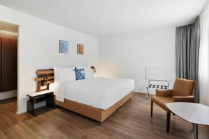 una camera d'albergo con un letto grande e un tavolo di Four Points Flex by Sheraton Vienna Hauptbahnhof a Vienna