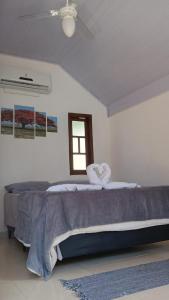 une chambre avec un grand lit avec une fenêtre dans l'établissement Pousada do Sol, à Rio de Janeiro 17 autres photos