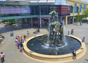 The Greenview Luxe Home - Hornsby في هورنسبي: الناس تقف حول نافورة أمام المبنى