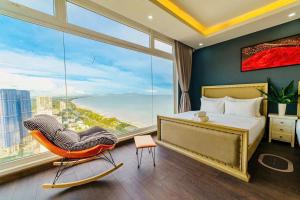 1 dormitorio con cama, silla y ventana grande en Homestay Osaky view biển, en Vung Tau