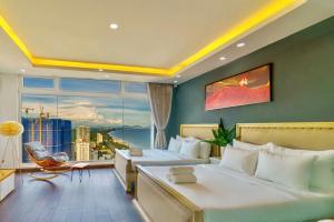 Un dormitorio con una cama grande y una ventana grande en Homestay Osaky view biển, en Vung Tau