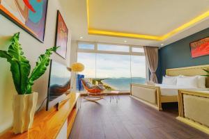una habitación de hotel con una cama y una ventana grande en Homestay Osaky view biển, en Vung Tau 26 fotos más