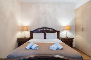 une chambre avec un lit avec deux oreillers bleus dans l'établissement Beachfront Luxury Living Limassol, à Limassol 8 autres photos