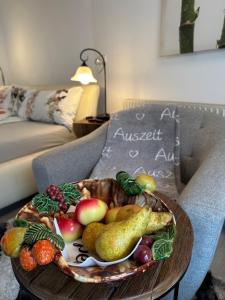 a plate of fruit on a table in a living room at Komfortzimmer in Trieben