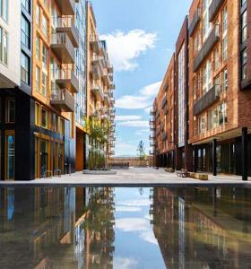 une rue de la ville avec des bâtiments et un reflet dans une flaque d'eau dans l'établissement Skyline Serenity Dublin, à Dublin