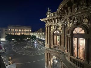 una vista de un edificio por la noche en SantuzzaMia, en Catania