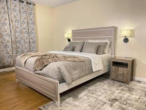 マンチェスターにあるPremium convenient staysのベッドルーム(大型ベッド1台、ナイトスタンド付)