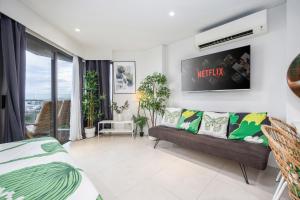 Ένα ή περισσότερα κρεβάτια σε δωμάτιο στο Dominiks nature and silent Jungle Studio Epic Ocean View Tambuli Mactan Pool Beach High Floor +57 φωτογραφίες