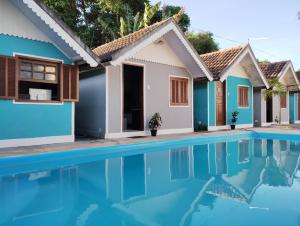 a villa with a swimming pool in a resort at Pousada do Sol in Pedra de Guaratiba +17 photos