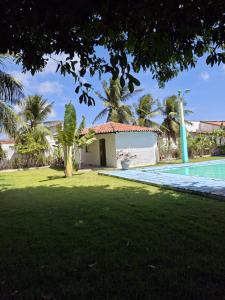 a house with a yard with a swimming pool at Sitio Damiana in Paracuru