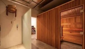 un pasillo con una gran puerta de madera en una habitación en Apartament Białka Tatrzańska A&M, en Białka Tatrzanska