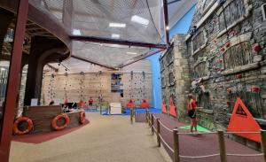 Ein Mann steht in einem Fitnessstudio neben einer Wand in der Unterkunft Rainbow lodge, Stay at Green Lawns, Selsey in Selsey