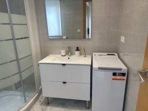 Ένα μπάνιο στο Modern and cozy loft Double terrace and beach +13 φωτογραφίες