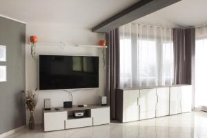 een woonkamer met een flatscreen-tv aan de muur bij Villa Petra in Kastav +17 foto's